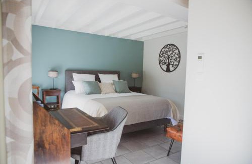 Lailly-en-Val Bed & Breakfast | Idyllic Domaine de Montizeau with Pool & Ocean Views