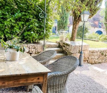 Tourtoirac Bed & Breakfast | Unmatched Stay at Domaine de Pragelier with Oceanfront Pool