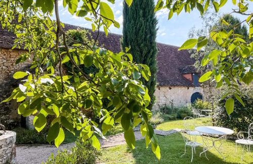 Tourtoirac Bed & Breakfast | Unmatched Stay at Domaine de Pragelier with Oceanfront Pool