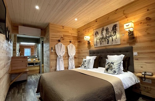 Roullet-Saint-Estephe Hotel | Elegant Retreat at Domaine de Roullet with Pool & Spa