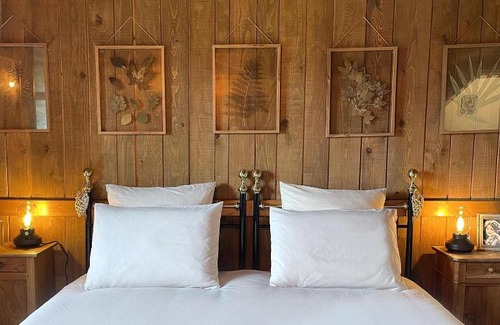 Dore-lʼEglise Bed & Breakfast | Relax at Domaine de Sault with Oceanfront Pool Access