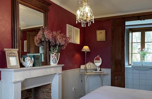 Dore-lʼEglise Bed & Breakfast | Relax at Domaine de Sault with Oceanfront Pool Access