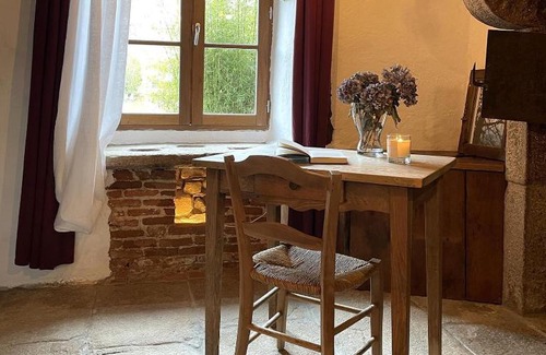 Dore-lʼEglise Bed & Breakfast | Relax at Domaine de Sault with Oceanfront Pool Access