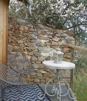Dore-lʼEglise Bed & Breakfast | Relax at Domaine de Sault with Oceanfront Pool Access