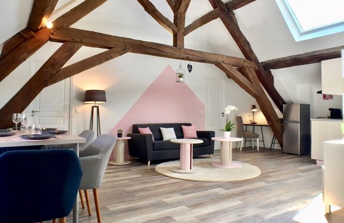 Petit Moisenay Apartment | Relax at Domaine des Trois Châteaux with Spa & Breakfast
