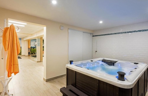 Germigny-l'Eveque Bed & Breakfast | Relax at Domaine du Bois des Anges: Oceanfront Escape Awaits