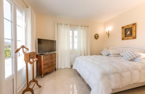 Germigny-l'Eveque Bed & Breakfast | Relax at Domaine du Bois des Anges: Oceanfront Escape Awaits