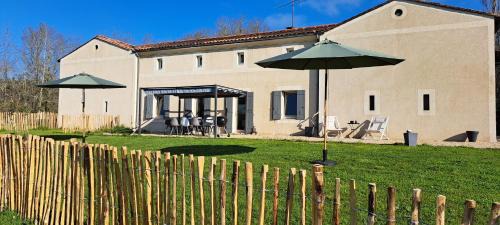 Montazeau House | Pet-Friendly Oceanfront Escape at Domaine du Pré de l'étang