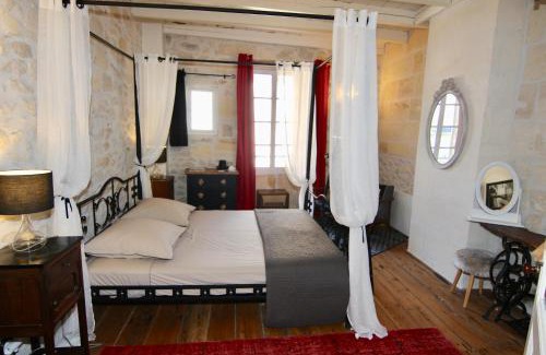 Tizac-de-Curton Bed & Breakfast | Cozy Domaine L'Amourette: Oceanfront & Pet-Friendly Getaway