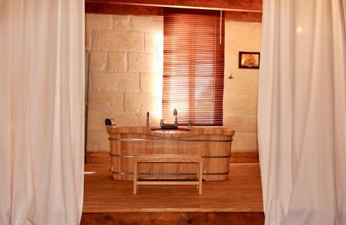 Tizac-de-Curton Bed & Breakfast | Cozy Domaine L'Amourette: Oceanfront & Pet-Friendly Getaway