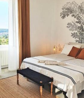 Montcuq Bed & Breakfast | Elegant Domaine Lapèze: Oceanfront Pool & 4-Star Luxury