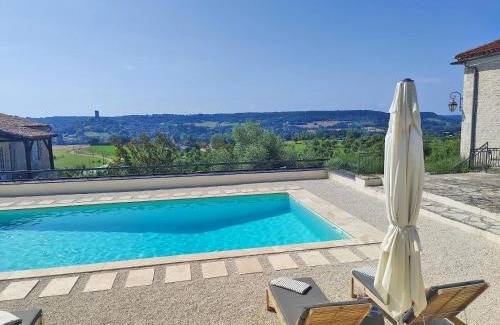 Montcuq Bed & Breakfast | Elegant Domaine Lapèze: Oceanfront Pool & 4-Star Luxury