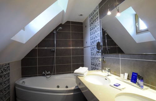 Jumieges Hotel | Relax at Domaine Le Clos des Fontaines with Pool & Spa