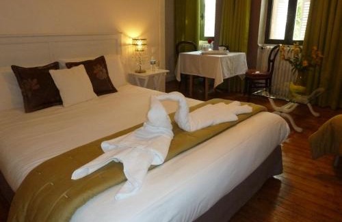 Villenouvelle Bed & Breakfast | Experience Maison Le Village: Oceanfront Oasis with Pool