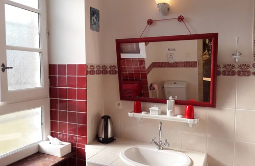 Montlieu la Garde Bed & Breakfast | Relax at Domaine les Galards with Pool, Spa & Family Fun