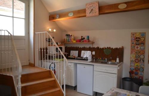 Coulanges-la-Vineuse Bed & Breakfast | Pet-Friendly Domaine Maltoff with Ocean View & Restaurant