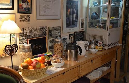 Coulanges-la-Vineuse Bed & Breakfast | Pet-Friendly Domaine Maltoff with Ocean View & Restaurant