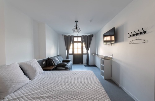 Teloche Bed & Breakfast | Experience Domaine: Ideal for Le Mans Racetrack Excitement