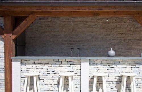 Pommard Bed & Breakfast | Relax at Domaine VIOLOT-GUILLEMARD with Pool & Family Fun