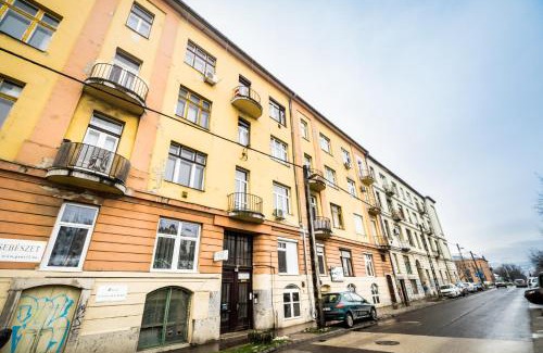 Kelenfold Apartment | Highly Rated Dombóvári Way Apartment with Breakfast Included