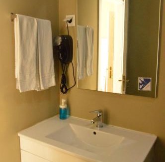 Santa Isabel House | Budget-Friendly Stay at Wallis Rato with Family Amenities