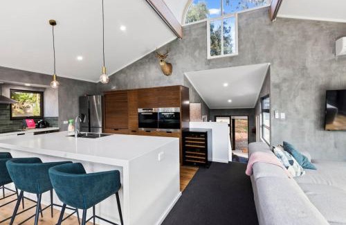 Merrijig House | Relaxing Dome Getaway: 3 Min to Mt Buller for Families