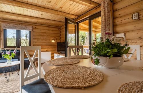 Miłki House | Relaxing Retreat: Year-Round Domek Całoroczny with Garden Hot Tub