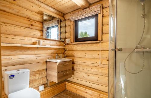 Miłki House | Relaxing Retreat: Year-Round Domek Całoroczny with Garden Hot Tub