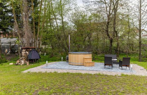 Miłki House | Relaxing Retreat: Year-Round Domek Całoroczny with Garden Hot Tub