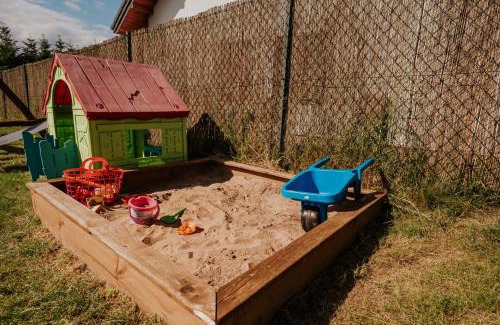 Miłki Cabin | Gizycko Getaway: Pet-Friendly Cottage with Ocean Views