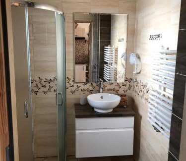 Czorsztyn Ski Chalet | Unforgettable Stay at Domek na Hubce with Ocean View & Hot Tub