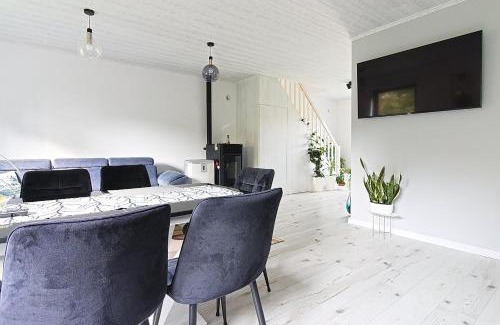 Elblag Villa | Scenic Domek na wsi with Ocean View and Hot Tub