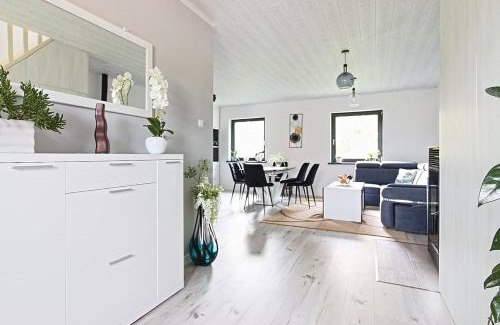 Elblag Villa | Scenic Domek na wsi with Ocean View and Hot Tub