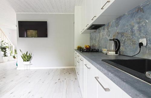 Elblag Villa | Scenic Domek na wsi with Ocean View and Hot Tub