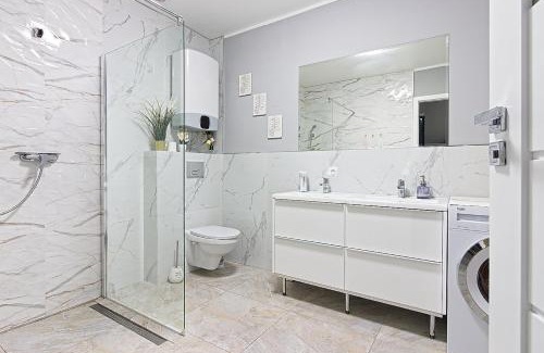 Elblag Villa | Scenic Domek na wsi with Ocean View and Hot Tub