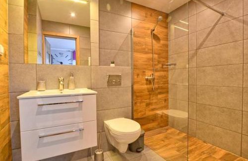 Muszyna Apartment | Exceptional Domek na Wzgórzu: Family-Friendly Stay Awaits
