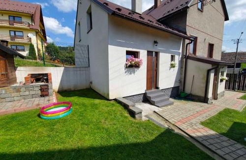 Czorsztyn Apartment | Pet-Friendly Domek Całoroczny u Starców with Pool & Kids' Fun