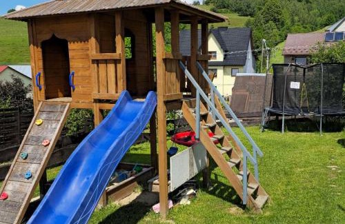 Czorsztyn Apartment | Pet-Friendly Domek Całoroczny u Starców with Pool & Kids' Fun