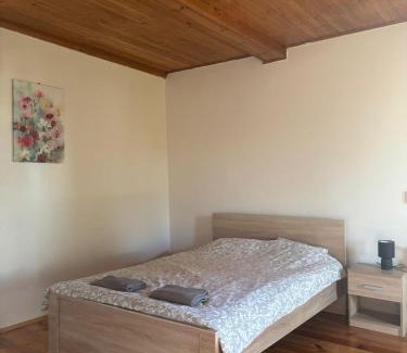 Karniewek Apartment | Idyllic Domek nad rzeką: Family-Friendly Retreat with Kitchen