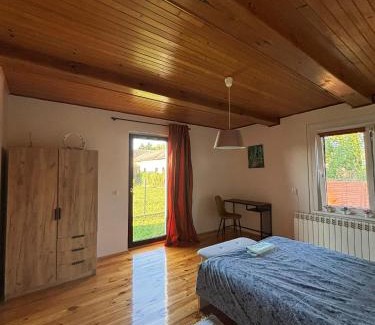 Karniewek Apartment | Idyllic Domek nad rzeką: Family-Friendly Retreat with Kitchen