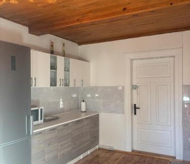 Karniewek Apartment | Idyllic Domek nad rzeką: Family-Friendly Retreat with Kitchen