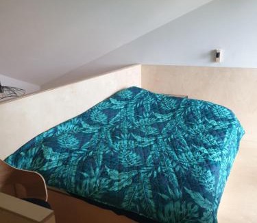 Łuka Apartment | Inviting Domek nad wodą: Pet-Friendly Retreat with Hot Tub