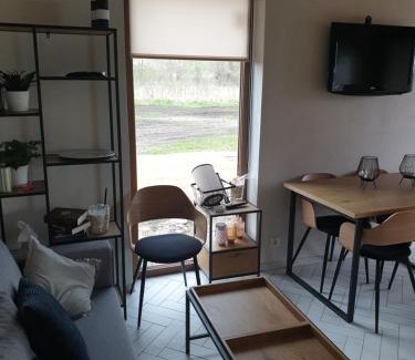 Łuka Apartment | Inviting Domek nad wodą: Pet-Friendly Retreat with Hot Tub