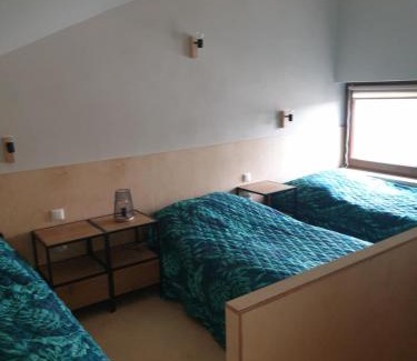 Łuka Apartment | Inviting Domek nad wodą: Pet-Friendly Retreat with Hot Tub