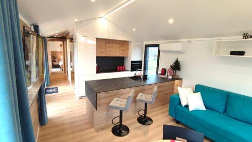 Uraz Apartment | Enchanting Domek Silver Moon by the River with Spa Amenities