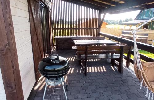 Uscimow Apartment | Discover Domek Tomaszne: Oceanfront Retreat with Hot Tub