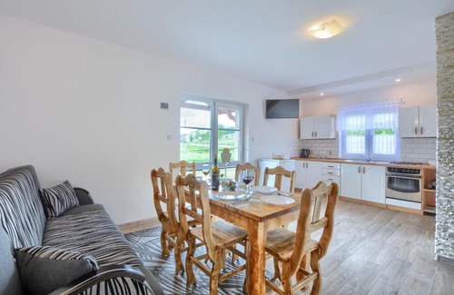 Olszanica Apartment | Charming Domek w Bieszczadach - Family-Friendly Retreat