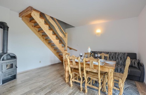 Olszanica Apartment | Charming Domek w Bieszczadach - Family-Friendly Retreat