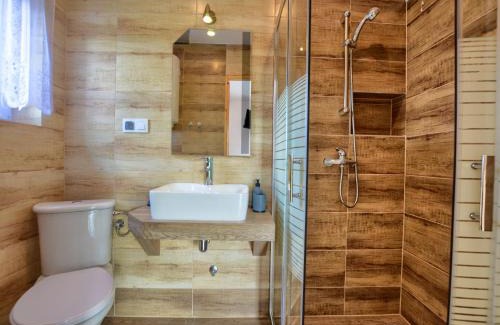 Olszanica Apartment | Charming Domek w Bieszczadach - Family-Friendly Retreat