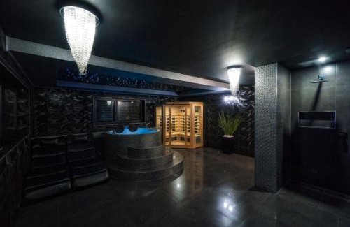 Nowy Targ Cabin | DeLuxe Mountain Retreat with Spa, Hot Tub & Pool